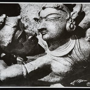 Egymás felé közelítő arcok -  fekete-fehér fotó, részlet