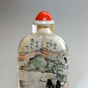 Snuff bottle with figures amusing on a shore