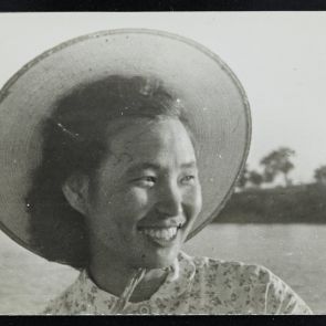 Életkép: Mosolygó koreai nő kalapban