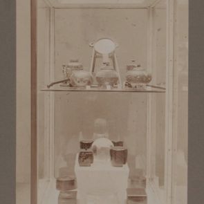 Cabinet No. 27, Ferenc Hopp's collection at the exhibition of amateur collectors in 1907