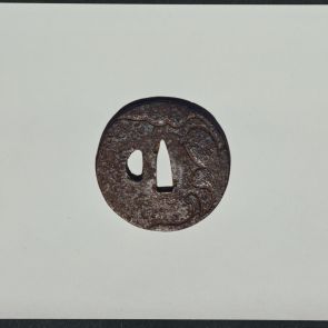 A 90.7 ltsz. markolatvédő (tsuba), B oldal