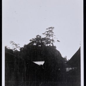 Épületek között, sötét árnyékban