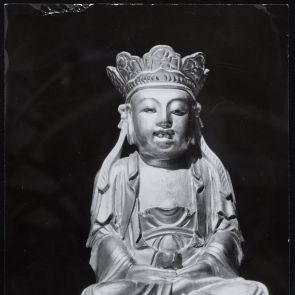 Fekete-fehér fotó koronás Buddha szoborról