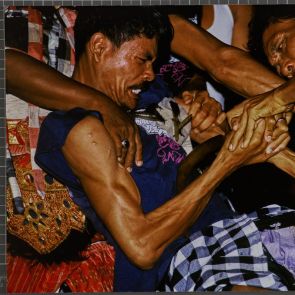 Transzban, gyötrelmes eksztázisban a penge meghajlik a mellkason