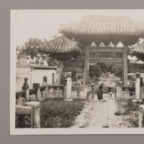 Ornamental gate and lions in front of the Guandi Temple, in front of the Jang-ho-lou building