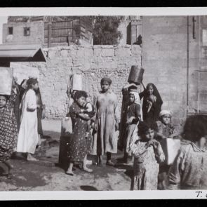 Vizet hordó gyerekek a kút körül