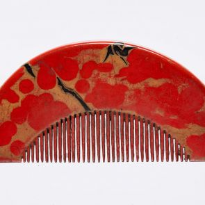 Comb with a swallow in flight and a four footed chest