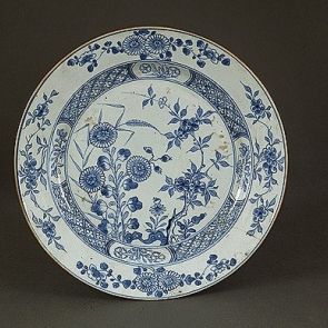 Round plate with floral design