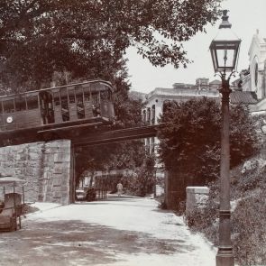 Hogkong: A Peak  Tramway a Kennedy-Road fölött