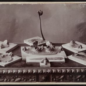 Fekete-fehér fotó íróasztal készletről kartonra kasírozva