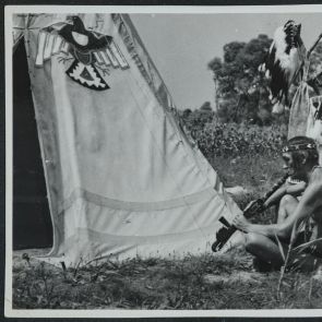 Öreg Halászsas [ Walleshausen Ernő ] a tipi előtt pipázik