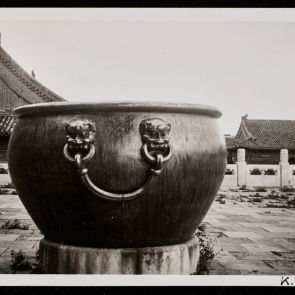 Víztároló bronzmedence a császári palota egyik udvarán, Peking