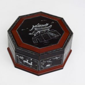 Small octagonal box with pavilion motif
