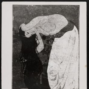 Fekete-fehér fotó haját mosó nőt ábrázoló képről