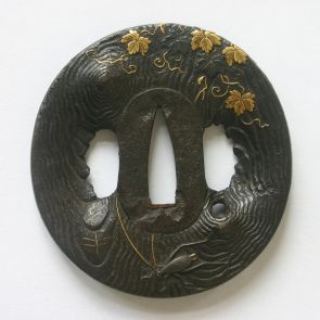 Tsuba (kardmarkolat-védő), odvas fatörzs, indás növény és cincér alakjával díszítve