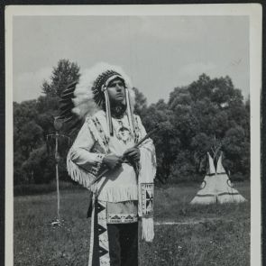 Fehér Bagoly (ifj. Básthy István) nagy tolldísszel