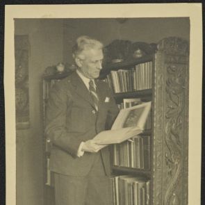 Baktay in front of his bookshelf (Bogyó Street)
