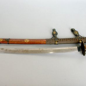 Tachi (kard), hüvelyén a Tokugawa családi monnal (címerjel)