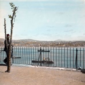 Konstantinápoly. Kilátás a Dzsihángir-dzsámitól, szemben Üszküdár, míg a kép jobb oldalán a Leander-, avagy Lány-torony látható