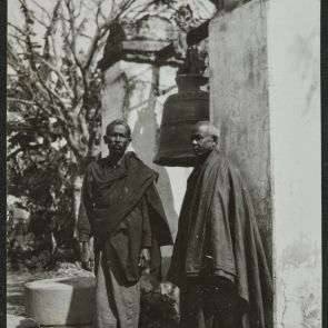 Szerzetesek a bodhgajái Mahabodhi templom kertjében