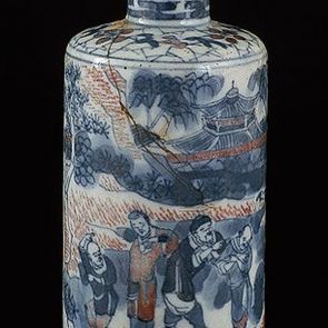 Snuff bottle with figural design