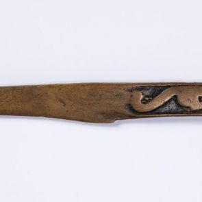 Kés, nyelén hosszú állatalakkal és madárfejjel