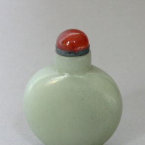 Snuff bottle with broad, rounded shoulders