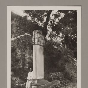 Teknőcháton álló sztélé egy kolostorhoz vezető lépcső mellett a dombon, Nyugati hegyek