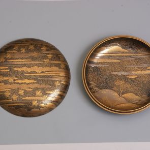 Round container (kobako) with ‘birds flying in the clouds (chidori)’ motifs and with a landscape inside