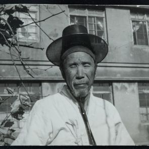 Koreai férfi portréja