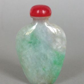 Snuff bottle with broad shoulders