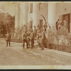 Lajos Schöne's bequest: Photographs from World War I. Officers waiting in front of the entrance to a columned building