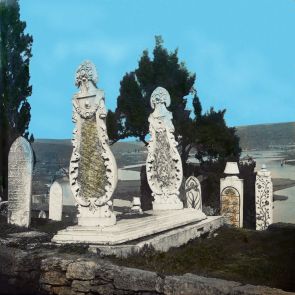 Díszes sírkövek az ejübi temetőben