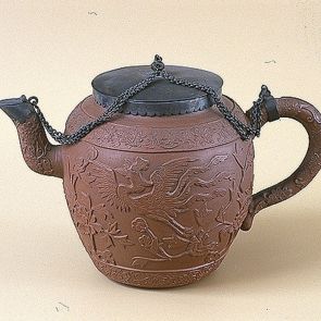 Teapot decorated with figures of phoenixes flying among peonies