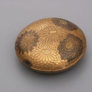 Round incense container (kōgō) decorated with chrysanthemum motifs