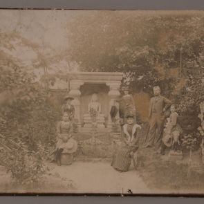 Female guests in front of the Jaina shrine, in the garden of the Hopp villa on Andrássy Avenue