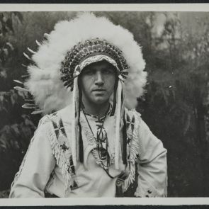 Fehér Bagoly (ifj. Básthy István) nagy tolldísszel