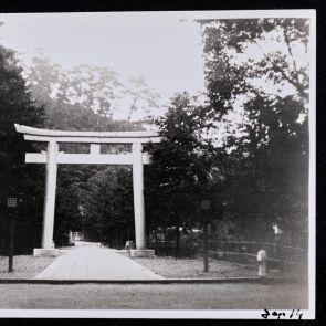 Hatalmas torii-kapu, a szent hegyhez vezető úton