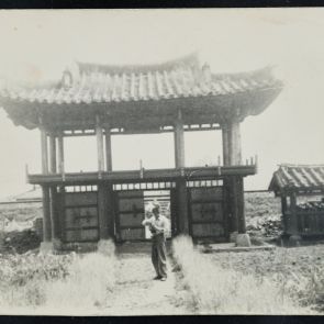 Életkép: Kapu egy templom előtt