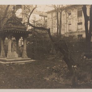 The garden of Ferenc Hopp's villa in late autumn with the statue of Vishnu