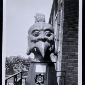 Lej-kung, a Mennydörgés Istene. Feje a Heude Múzeumban