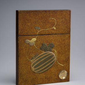Gold lacquer box with gourd and insect motifs