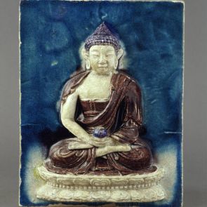 Csempelap, ülő Amitábha Buddhával, egy sztúpa oldaláról
