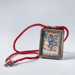 Amulett-tartó Srídévi dharmapála, a "Győzedelmes Istennő" tanvédő istent ábrázoló caklival