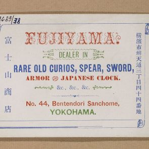 Reklámkártya japán és angol nyelven: Fujiyama régiségüzlet (régi fegyverek és órák), Yokohama