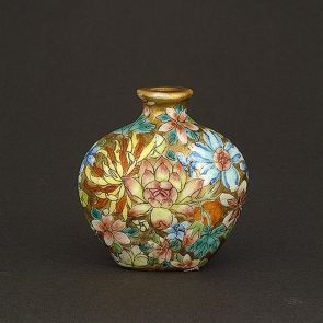 Snuff bottle decorated with "thousand blossoms" design