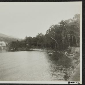 A Chuzenji-tó partján hőforrások gőze, Nikko