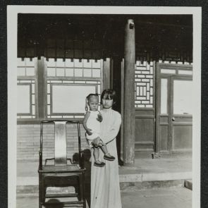 Fiatalasszony gyermekével házuk udvarán, Peking