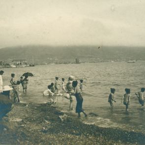 Fürdőző japán gyerekek Busanban