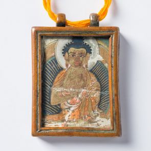 Amulett-tartó Gautama Sákjamuni Buddhátl ábrázoló caklival